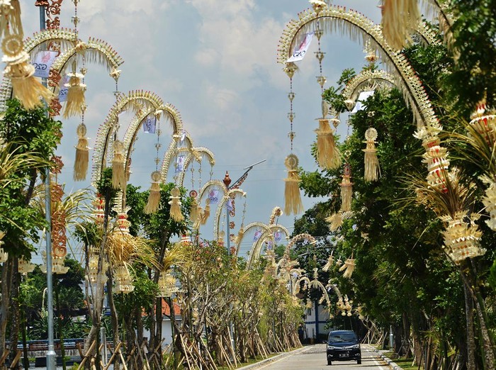 KTT G20 akan berlangsung di Nusa Dua, Bali, pada 15-16 November 2022. Bali pun bersolek dengan menghiasi jalanan menggunakan penjor.