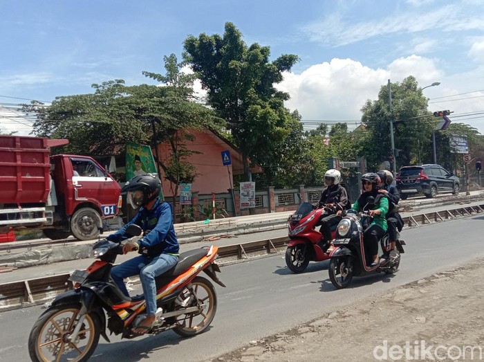 Perbaikan Jalur Pantura Kudus di perempatan Sumber Desa Hadipolo, Kecamatan Jekulo, Kudus, Kamis (10/11/2022).