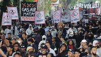 Ribuan Aremania menuntut pemerintah dan aparat penegak hukum menangkap serta mengadili seluruh pelaku yang terlibat dalam kasus Tragedi Kanjuruhan/Foto: ANTARA FOTO/H. PRABOWO