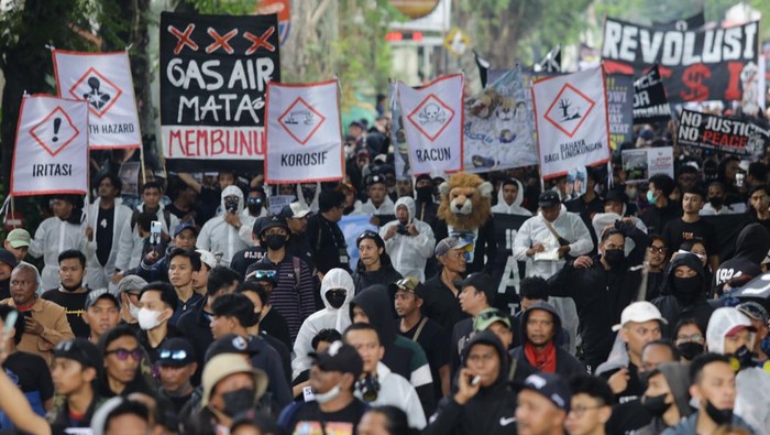 Suporter Arema FC (Aremania) membawa foto korban tragedi Kanjuruhan saat berunjuk rasa memperingati 40 Hari Tragedi Kanjuruhan di Jalan Basuki Rahmat, Malang, Jawa Timur, Kamis (10/11/2022). Unjuk rasa yang diikuti ribuan Aremania tersebut menuntut pemerintah dan aparat penegak hukum menangkap serta mengadili seluruh pelaku yang terlibat dalam kasus tersebut. ANTARA FOTO/H. Prabowo/abs/tom.