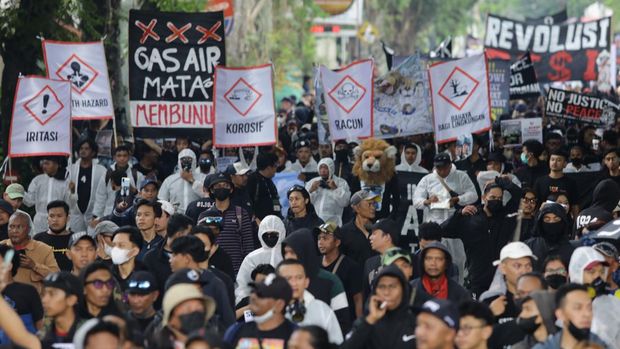 Suporter Arema FC (Aremania) membawa foto korban tragedi Kanjuruhan saat berunjuk rasa memperingati 40 Hari Tragedi Kanjuruhan di Jalan Basuki Rahmat, Malang, Jawa Timur, Kamis (10/11/2022). Unjuk rasa yang diikuti ribuan Aremania tersebut menuntut pemerintah dan aparat penegak hukum menangkap serta mengadili seluruh pelaku yang terlibat dalam kasus tersebut. ANTARA FOTO/H. Prabowo/abs/tom.