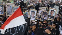 Sebagian dari Aremania juga membawa foto-foto korban yang meninggal dalam tragedi tersebut.