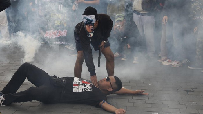 Peringati 40 Hari Tragedi Kanjuruhan, Suporter Arema FC Turun ke Jalan Suporter Arema FC (Aremania) membawa foto korban tragedi Kanjuruhan saat berunjuk rasa memperingati 40 Hari Tragedi Kanjuruhan di Jalan Basuki Rahmat, Malang, Jawa Timur, Kamis (10/11/2022). Unjuk rasa yang diikuti ribuan Aremania tersebut menuntut pemerintah dan aparat penegak hukum menangkap serta mengadili seluruh pelaku yang terlibat dalam kasus tersebut. ANTARA FOTO/H. Prabowo/abs/tom.