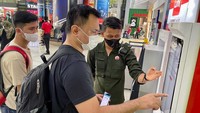 Petugas berkostum pahlawan melayani penumpang di beberapa lokasi di antaranya loket, customer service dan petugas boarding.