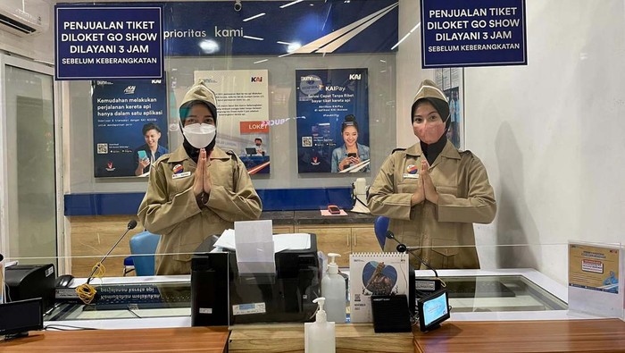 PT KAI memperingati Hari Pahlawan. Para petugas PT KAI di Stasiun Gambir dan Pasar Senen melayani penumpang dengan kostum pejuang.