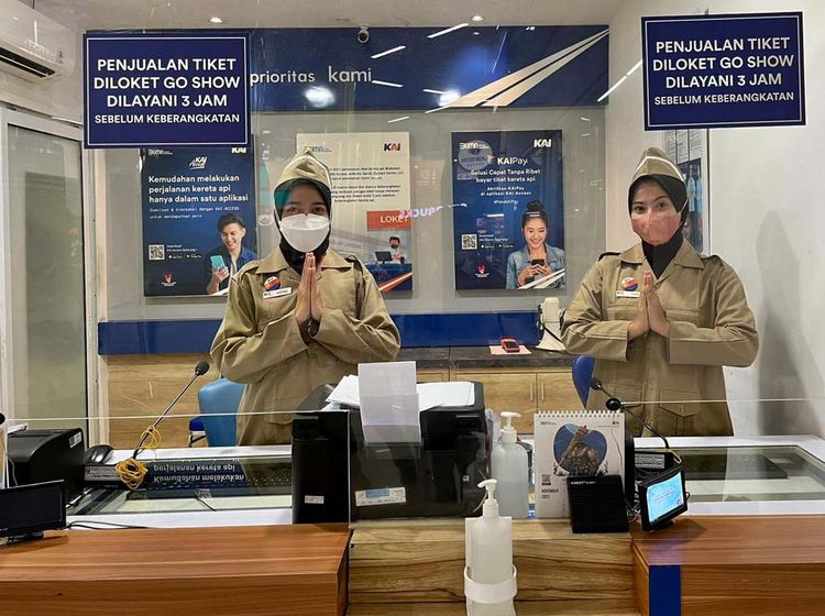 Peringati Hari Pahlawan, Petugas KAI Layani Penumpang dengan Kostum Pejuang