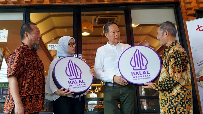 Kepala Bidang Pengawasan Jaminan Produk Halal
Harjo Suwito Kementerian Agama (kanan), VP Operation Eatwell Culinary Indonesia Mustarofah Ahmad (kedua kiri), CEO Eatwell Culinary Indonesia Fransiscus Sumampow (kedua kanan) dan Halal Partnership & Audit Service Director Majelis Ulama Indonesia Muslich berbincang usai mengantongi Sertifikat Halal dengan predikat A di Jakarta. Eatwell Culinary Indonesia yang menaungi Brand Ta Wan, Dapur Solo dan Icbiban Sushi berkomitmen untuk terus berbenah dan berinovasi.