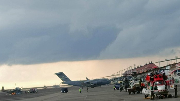 Pesawat US Air Force nampak dari kejauhan di Lanud Ngurah Rai, Badung, Bali Kamis (10/11/2022).