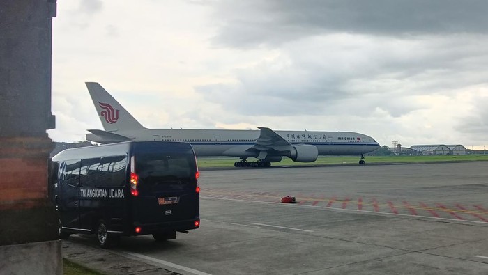 Penampakan maskapai penerbangan Air China di Bandara Internasional I Gusti Ngurah Rai Bali membawa logistik jelang KTT G20