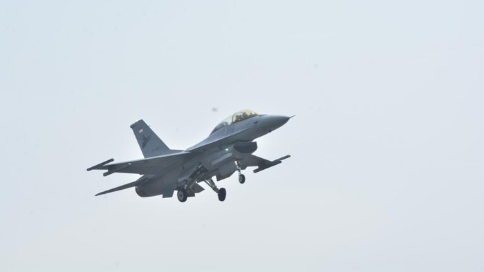 Pesawat Tempur F16 Figthing Falcon TS-1605 melaksanakan Fly Pass di Langit Pangkalan Udara (Lanud) I Gusti Ngurah Rai Denpasar Bali. Rabu (9/11/2022) (dok Puspen TNI)