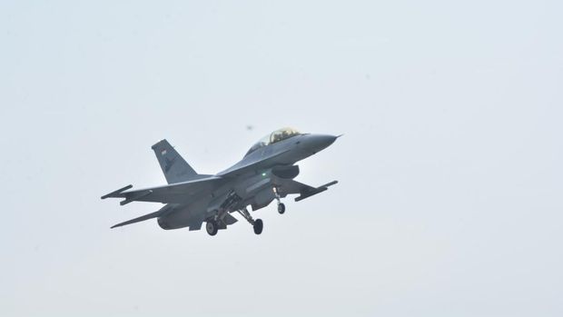 Pesawat Tempur F16 Figthing Falcon TS-1605 melaksanakan Fly Pass di Langit Pangkalan Udara (Lanud) I Gusti Ngurah Rai Denpasar Bali. Rabu (9/11/2022) (dok Puspen TNI)