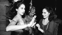 Karina terlihat sangat mempesona saat menari tarian Bali.