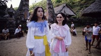 Potret kebersamaan Karina dan sang Ibu di Bali pada 1982.