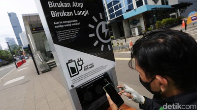 Asyik... Ada PLTS Mini untuk Charge HP-Sepeda Listrik di Dukuh Atas