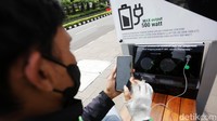 Stasiun tersebut juga dilengkapi dengan bluetooth yang dapat tersambung dengan speaker yang juga dapat dipergunakan untuk memutar lagu.