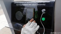 Masyarakat bisa mengisi daya dengan hanya menyambungkan kabel datanya ke port USB. Selain HP, masyarakat juga bisa melakukan pengisian daya sepeda listrik.