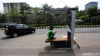 Karena tidak ada petugas khusus yang berjaga di sana, berarti masyarakat harus menjaga barang-barang berharganya saat pengisian daya itu secara mandiri.