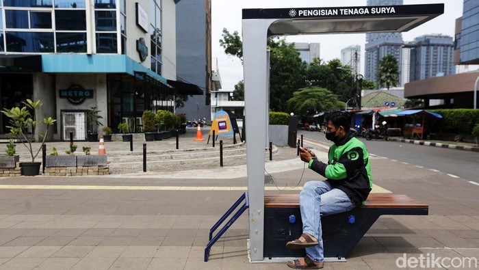 Pengemudi ojek online mengunakan fasilitas gratis charging station bertenaga surya di Kawasan TOD Dukuh Atas, Jakarta Pusat, Kamis (10/11/2022). PT MRT Jakarta membuka dan mesosialisasikan tiga Solar Charging Station bertenaga surya di kawasan TOD Dukuh Atas.