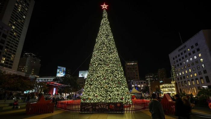 SAN FRANCISCO, CA - NOVEMBER 9: Macyâs 33rd Annual Great Tree Lighting ceremony is held at Union Square in San Francisco, California, United States on November 9, 2022. (Photo by Tayfun Coskun/Anadolu Agency via Getty Images)