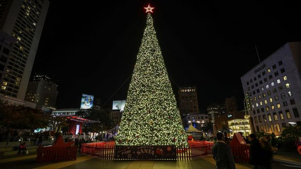 SAN FRANCISCO, CA - NOVEMBER 9: Macyâs 33rd Annual Great Tree Lighting ceremony is held at Union Square in San Francisco, California, United States on November 9, 2022. (Photo by Tayfun Coskun/Anadolu Agency via Getty Images)
