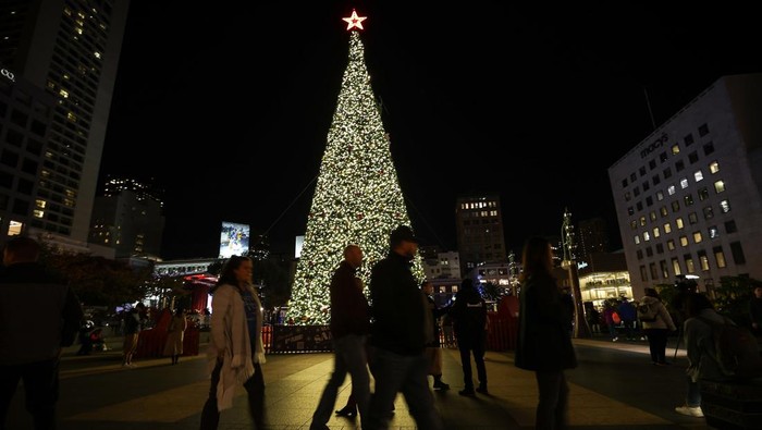 SAN FRANCISCO, CA - NOVEMBER 9: Macyâs 33rd Annual Great Tree Lighting ceremony is held at Union Square in San Francisco, California, United States on November 9, 2022. (Photo by Tayfun Coskun/Anadolu Agency via Getty Images)