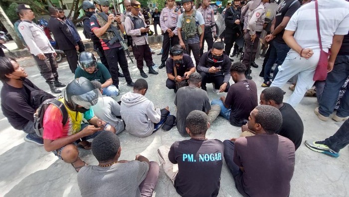 polisi mengamankan 15 orang terkait pengibaran bendera bintang kejora di USTJ Jayapura, Papua.