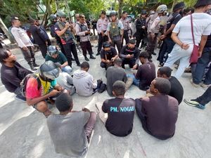 Polisi Amankan 15 Orang terkait Pengibaran Bendera Bintang Kejora di Jayapura