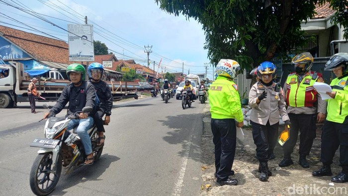 Polisi saat mengecek jalus Subang-Bandung yang akan ditutup sementara.
