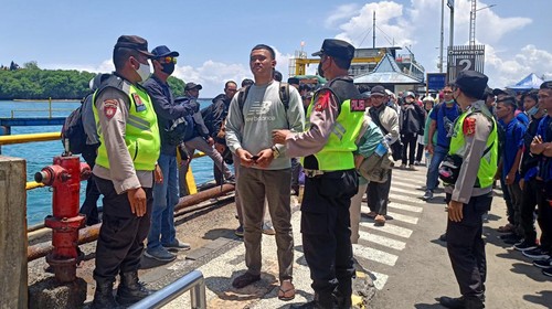 Polisi saat saat memeriksa penumpang, kendaraan, dan barang ketika tiba di Pelabuhan Padangbai, Karangasem, Bali.