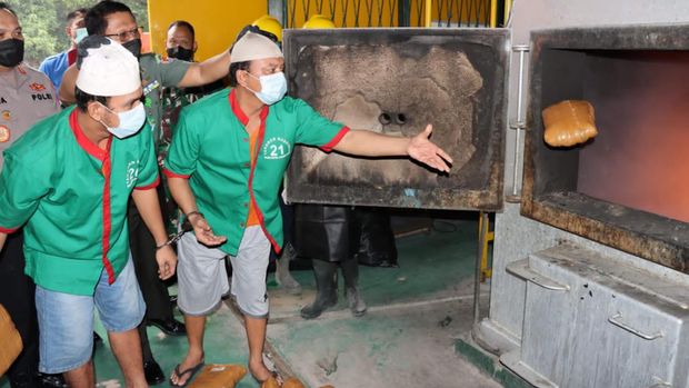 Polres Metro Jakbar Musnahkan 650 kg Ganja dan 4,8 kg