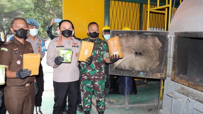Polres Metro Jakbar Musnahkan 650 kg Ganja dan 4,8 kg