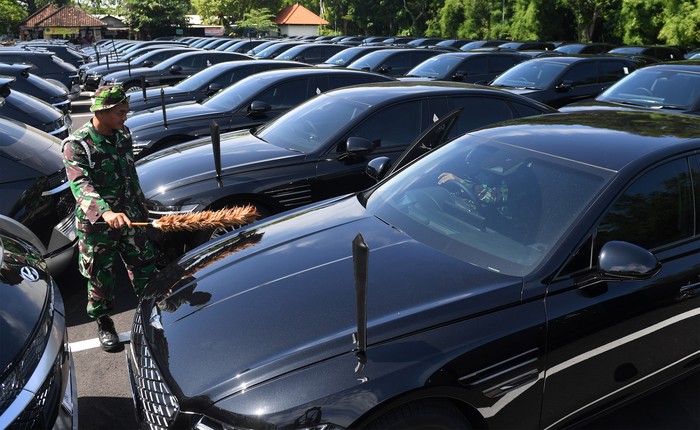 Potret Mobil Listrik yang Bakal Ditumpangi Delegasi KTT G20 Bali Prajurit TNI mengendarai mobil listrik yang akan digunakan oleh delegasi KTT G20 di Nusa Dua, Bali, Kamis (10/11/2022). Penggunaan mobil listrik sebagai kendaraan resmi dalam perhelatan KTT G20 merupakan bentuk komitmen pemerintah dalam mengurangi emisi karbon. ANTARA FOTO/Akbar Nugroho Gumay/wsj.