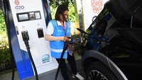 Petugas mengisi baterai mobil listrik yang akan digunakan oleh delegasi KTT G20.