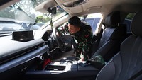 Penggunaan mobil listrik sebagai kendaraan resmi dalam perhelatan KTT G20 merupakan bentuk komitmen pemerintah dalam mengurangi emisi karbon. 