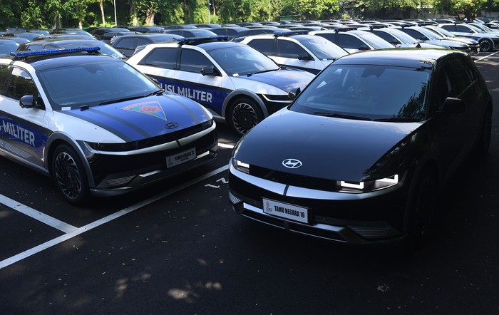 Prajurit TNI mengendarai mobil listrik yang akan digunakan oleh delegasi KTT G20 di Nusa Dua, Bali, Kamis (10/11/2022). Penggunaan mobil listrik sebagai kendaraan resmi dalam perhelatan KTT G20 merupakan bentuk komitmen pemerintah dalam mengurangi emisi karbon. ANTARA FOTO/Akbar Nugroho Gumay/wsj.