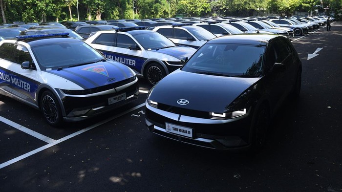 Prajurit TNI mengendarai mobil listrik yang akan digunakan oleh delegasi KTT G20 di Nusa Dua, Bali, Kamis (10/11/2022). Penggunaan mobil listrik sebagai kendaraan resmi dalam perhelatan KTT G20 merupakan bentuk komitmen pemerintah dalam mengurangi emisi karbon. ANTARA FOTO/Akbar Nugroho Gumay/wsj.