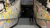 Ucapan duka cita juga menghiasi dinding tangga menuju subway yang berada di dekat lokasi tragedi Itaewon.
