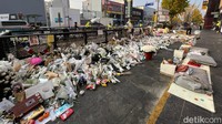 Ribuan karangan bunga diletakkan di dekat salah satu gang yang menjadi lokasi tragedi Halloween maut di Itaewon, Seoul, Korea Selatan, Kamis, (10/11/2022).