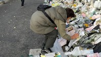 Seseorang meletakkan bunga di dekat lokasi tragedi Halloween Itaewon maut. Seperti diketahui, 156 orang tewas pada perayaan Halloween di wilayah itu pada 29 Oktober lalu.