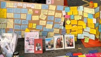 Ribuan ucapan duka cita yang disampaikan di kertas-kertas persegi juga terus bertambah. Foto-foto korban juga dipasang sebagai bentuk duka cita.