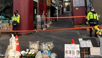 Ini adalah gang yang menjadi salah satu TKP utama tragedi Itaewon. Jalan keluar masuk gang itu masih digaris dan dijaga polisi. Toko-toko di sekitar gang itu juga masih tutup.