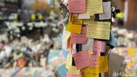 Kertas-kertas berisi ucapan duka cita ini datang tak hanya dari warga lokal, tapi juga dari para turis yang datang ke lokasi tragedi.