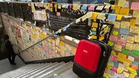 Seseorang menuliskan ucapan duka dan menempelkannya di dinding tangga menuju subway di dekat lokasi tragedi Itaewon. Hingga saat ini, sedikitnya enam pejabat tinggi Korea Selatan telah ditetapkan sebagai tersangka. Keenam pejabat Korsel itu didakwa atas tindak kelalaian profesional yang memicu kematian.
