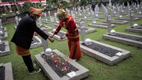 Upacara Ziarah Nasional di Taman Makam Pahlawan Nasional Utama (TMPU) Kalibatav ini juga diikuti pelajar dengan mengenakan pakaian adat. Kegiatan ini dilakukan dalam rangka memperingati Hari Pahlawan. (Antara Foto/Fauzan)