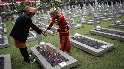 Potret Ziarah Makam Peringati Hari Pahlawan di Berbagai Daerah