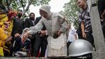 Potret Ziarah Makam Peringati Hari Pahlawan di Berbagai Daerah