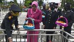Potret Ziarah Makam Peringati Hari Pahlawan di Berbagai Daerah