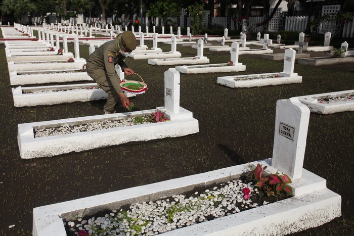 Sejumlah personel TNI dan Polri menabur bunga saat ziarah di Taman Makam Pahlawan (TMP) Kusuma Bangsa, Surabaya, Jawa Timur, Rabu (9/11/2022). Ziarah serta tabur bunga itu dalam rangka peringatan Hari Pahlawan. ANTARA FOTO/Didik Suhartono/YU
