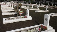Tak hanya TNI dan Polri, Petugas Satpol PP juga ikut menaburkan bunga di Taman Makam Pahlawan (TMP) Kusuma Bangsa, Surabaya, Jawa Timur. (Antara Foto/Didik Suhartono)