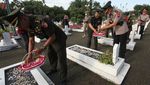 Potret Ziarah Makam Peringati Hari Pahlawan di Berbagai Daerah